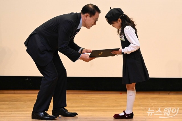 수상자 눈높이 맞춰 상장 수여하는 조용병 은행연합회장