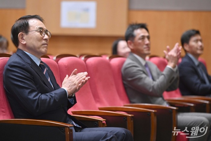 (왼쪽 첫 번째)조용병 은행연합회장이 22일 오후 서울 여의도 금융감독원에서 열린 제19회 금융공모전 시상식에 참석해 박수를 치고 있다. 사진=강민석 기자 kms@newsway.co.kr