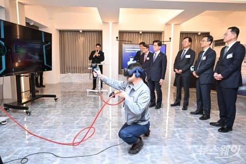 'VR 선박도장 직무체험' 설명 듣는 김문수·최성안·김희철·이우영·이상균·장광필