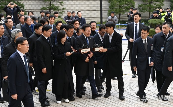 위증교사 혐의로 재판을 받는 이재명 더불어민주당 대표가 25일 서울 서초구 중앙지방법원에서 열린 선고공판에 출석하고 있다. 사진=사진공동취재단