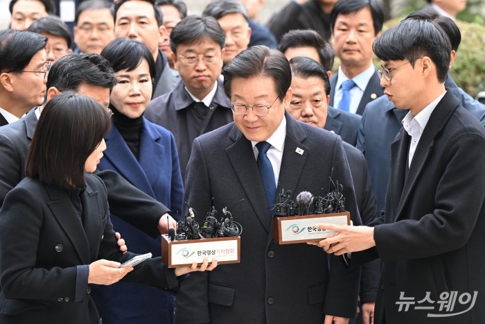 위증교사 혐의로 재판을 받는 이재명 더불어민주당 대표가 25일 서울 서초구 중앙지방법원에서 열린 선고공판에 출석하고 있다. 사진=사진공동취재단