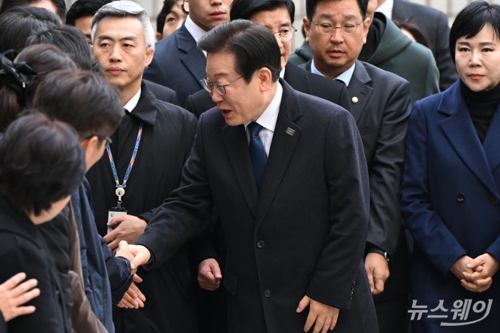 위증교사 혐의로 재판을 받는 이재명 더불어민주당 대표가 25일 서울 서초구 중앙지방법원에서 열린 선고공판에 출석하고 있다. 사진=사진공동취재단