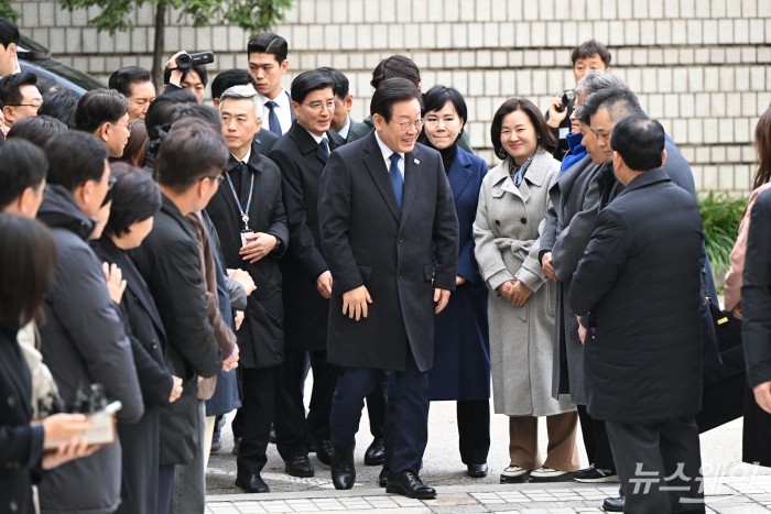 위증교사 혐의로 재판을 받는 이재명 더불어민주당 대표가 25일 서울 서초구 중앙지방법원에서 공판에 출석하고 있다. 사진=사진공동취재단