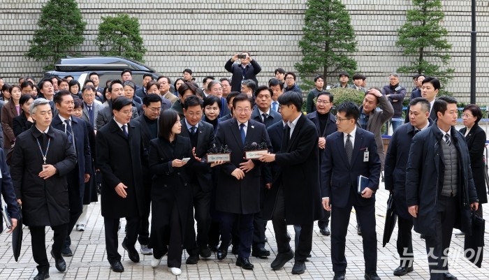 위증교사 혐의로 재판을 받는 이재명 더불어민주당 대표가 25일 서울 서초동 서울중앙지방법원에서 열린 선고 공판에 출석하고 있다. 사진=사진공동취재단