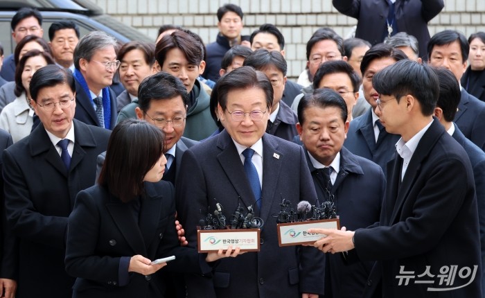 이재명 더불어민주당 대표가 25일 오후 서울 서초구 서울중앙지법에서 열린 위증교사 협의 사건 1심 선고 공판에 출석하기 위해 법원으로 들어서고 있다. 사진=사진공동취재단