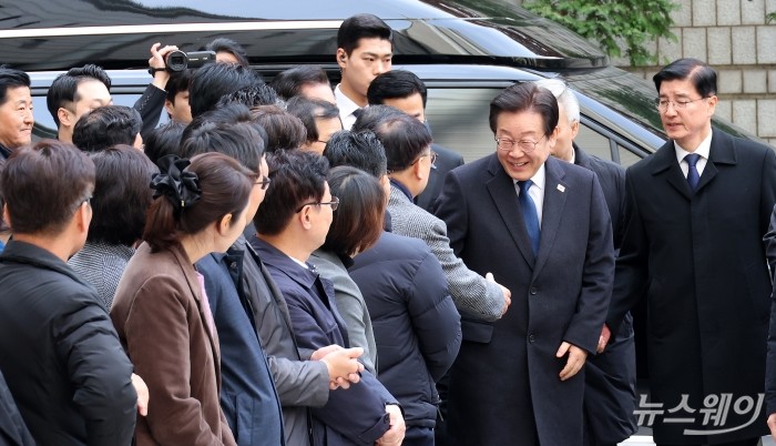 이재명 더불어민주당 대표가 25일 오후 서울 서초구 서울중앙지법에서 열린 위증교사 협의 사건 1심 선고 공판에 출석하기 위해 법원으로 들어서고 있다. 사진=사진공동취재단