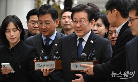 서울중앙법원 들어서는 이재명 대표