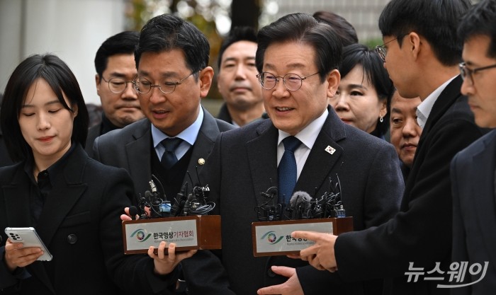 이재명 더불어민주당 대표가 25일 오후 서울 서초구 서울중앙지법에서 열린 위증교사 협의 사건 1심 선고 공판에 출석하기 위해 법원으로 들어서고 있다. 사진=사진공동취재단