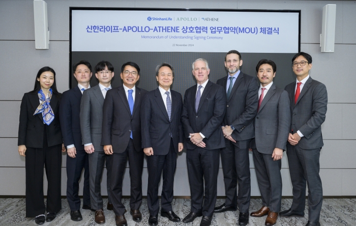 22일 서울 중구 신한라이프 본사에서 진행된 업무 협약식에서 진옥동 신한금융그룹 회장(가운데)과 이영종 신한라이프 사장(왼쪽 네 번째)이 짐 젤터 아폴로에셋매니지먼트 공동회장(오른쪽 네 번째) 및 관계자들과 기념 촬영을 하고 있다. 사진=신한라이프 제공