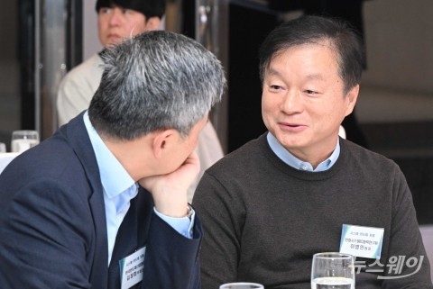 대화 나누는  김정회 한국반도체산업협회 상근부회장·이병인 한중시스템IC협력연구원장