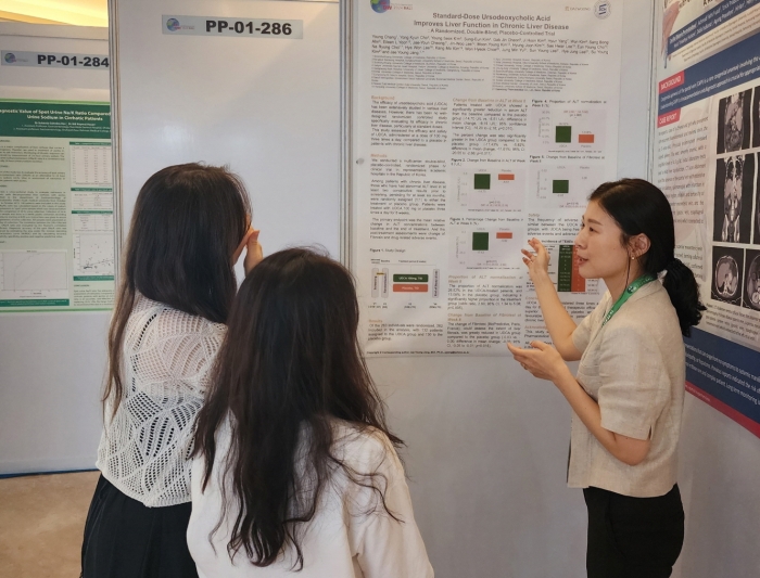 유정민 대웅제약 임상연구팀원(오른쪽)이 우루사 임상4상 관련 포스터를 소개하고 있다. 사진=대웅제약 제공