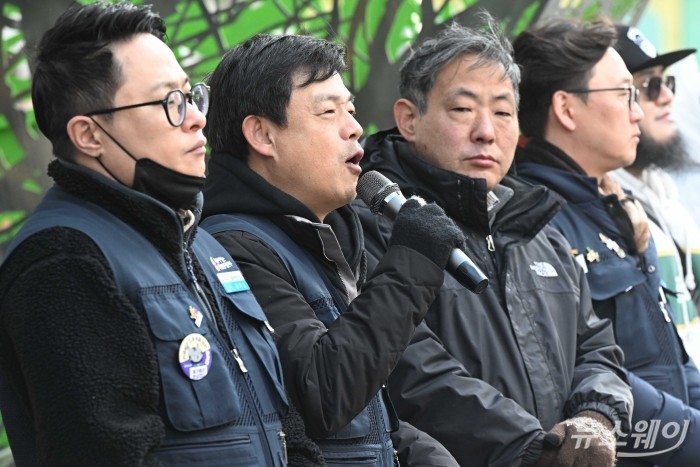 신희철 희망연대본부 공동본부장이 26일 오전 서울 마포구 LG헬로비전 본사 앞에서 '작업시간 축소·노동강도 심화·이용자 서비스 질 외면하는 LG헬로비전 규탄' 기자회견에서 발언을 하고 있다. 사진=강민석 기자 kms@newsway.co.kr