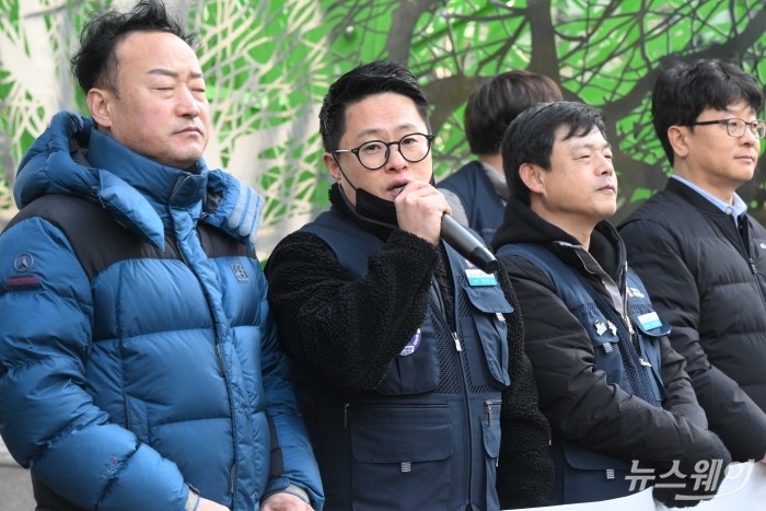 김택성 LG헬로비전비정규직지부장이 26일 오전 서울 마포구 LG헬로비전 본사 앞에서 '작업시간 축소·노동강도 심화·이용자 서비스 질 외면하는 LG헬로비전 규탄' 기자회견에서 발언을 하고 있다. 사진=강민석 기자 kms@newsway.co.kr