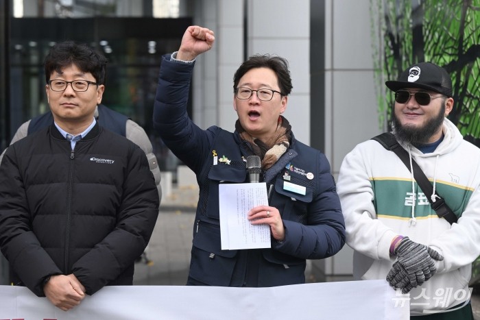 박재범 딜라이브지부 사무국장이 26일 오전 서울 마포구 LG헬로비전 본사 앞에서 '작업시간 축소·노동강도 심화·이용자 서비스 질 외면하는 LG헬로비전 규탄' 기자회견에서 발언을 하고 있다. 사진=강민석 기자 kms@newsway.co.kr