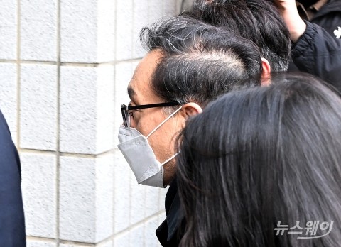 우리금융 뒤흔든 '친인척 부당대출'···손태승 전 회장 영장심사 출석