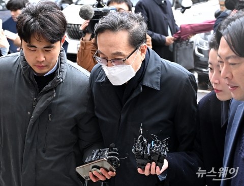 '친인척 부당대출' 손태승 전 우리금융 회장 불구속 기소