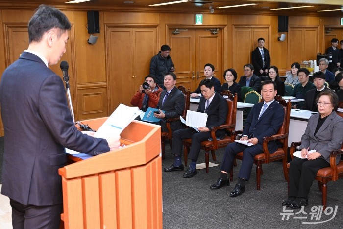 (오른쪽 첫 번째부터)강정화 한국소비자연맹회장과 서유석 금융투자협회장, 이병래 손해보험협회장, 오화경 저축은행중앙회장이 26일 오후 서울 중구 은행회관에서 열린 금융접근성 제고를 위한 금융권 공감의 場에서 이복현 금융감독원장의 환영사를 경청하고 있다. 사진=강민석 기자 kms@newsway.co.kr