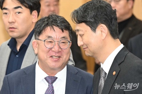용인 반도체 클러스터 간담회서 대화 나누는 안덕근 산자부 장관·김동섭 하이닉스 사장