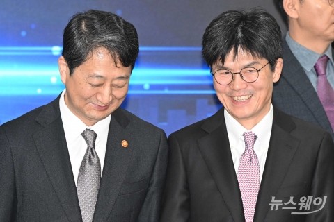 미소짓는 안덕근 산자부 장관·남석우 삼성전자 사장