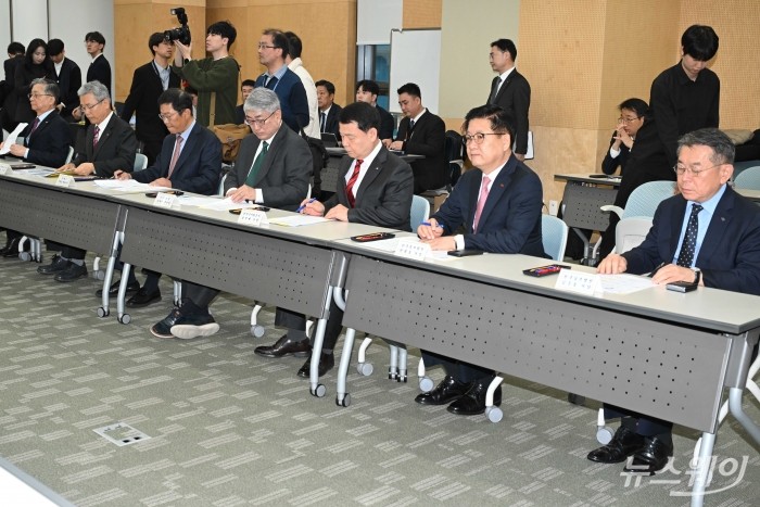 (오른쪽부터)김준동 한국남부발전 사장, 권명호 한국동서발전 사장, 윤석대 한국수자원공사 사장, 김학진 넥스틴 부사장, 이재호 테스 대표이사, 김동철 한국전력공사 사장, 이한준 LH 사장이 27일 오전 경기 성남시 한국반도체산업협회에서 열린 용인 반도체 클러스터 '전력·용수 협약식 및 관계기업·공공기관 간담회'에 참석해 자리하고 있다. 사진=강민석 기자 kms@newsway.co.kr