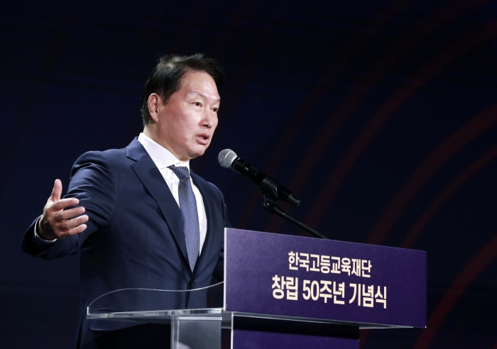 최태원 SK그룹 회장이 26일 서울 광진구 워커힐호텔에서 열린 한국고등교육재단 창립 50주년 기념식에서 기념사를 하고 있다. 사진=SK 제공