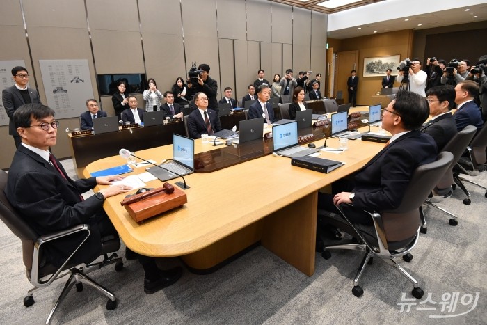 이창용 한국은행 총재가 28일 오전 서울 중구 한국은행에서 금융통화위원회를 주재하고 있다. 사진=사진공동취재단