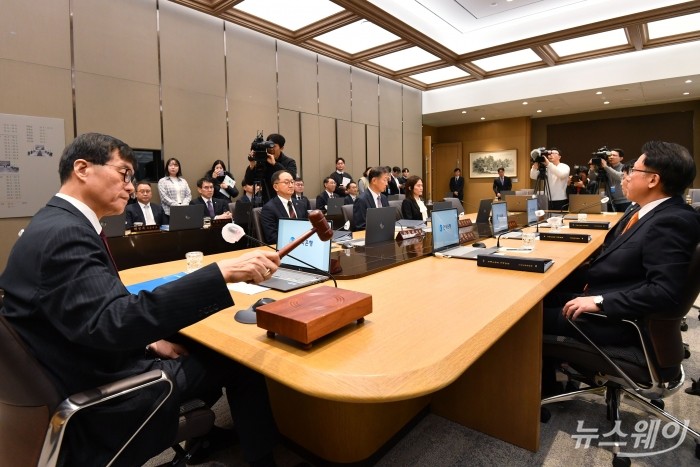 이창용 한국은행 총재가 28일 오전 서울 중구 한국은행에서 열린 금융통화위원회에서 의사봉을 두드리고 있다. 사진=사진공동취재단