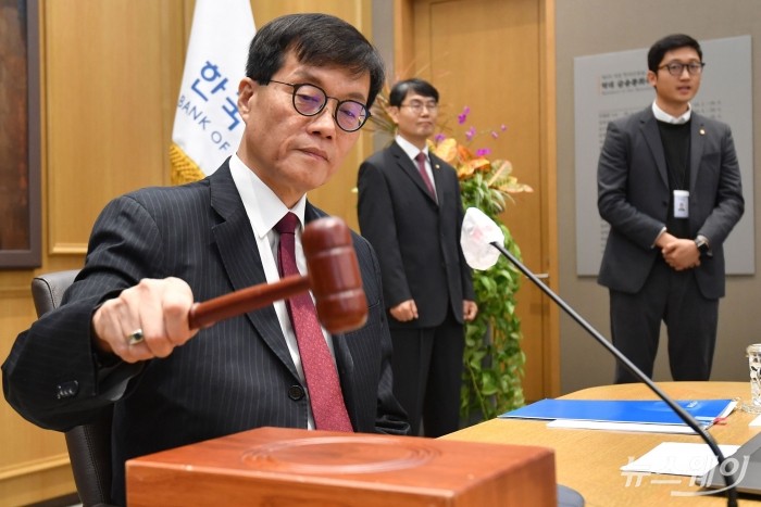 이창용 한국은행 총재가 28일 오전 서울 중구 한국은행에서 열린 금융통화위원회에서 의사봉을 두드리고 있다. 사진=사진공동취재단