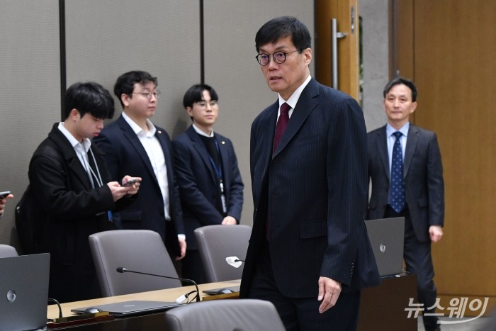 이창용 한국은행 총재가 28일 오전 서울 중구 한국은행에서 열린 금융통화위원회에 참석하고 있다. 사진=사진공동취재단