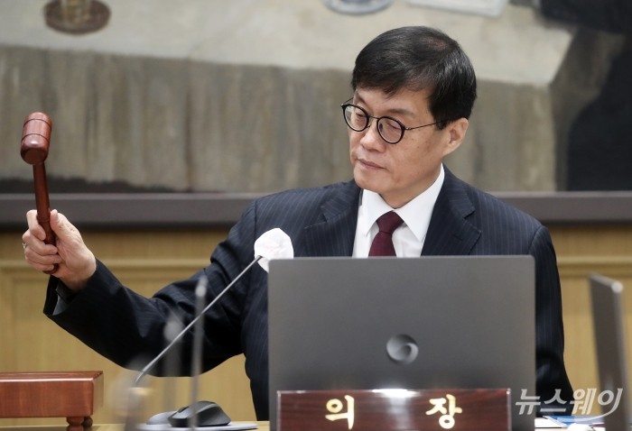 이창용 한국은행 총재가 28일 서울 중구 한국은행에서 열린 금융통화위원회를 주재하며 의사봉을 두드리고 있다. 사진=사진공동취재단