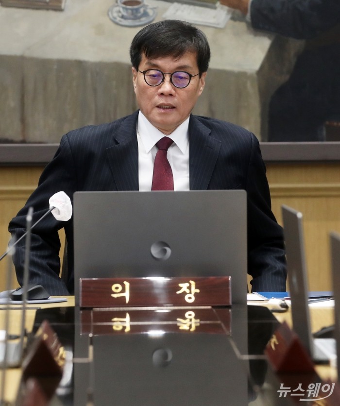 이창용 한국은행 총재가 28일 서울 중구 한국은행에서 열린 금융통화위원회에 참석해 자리에 앉고 있다. 사진=사진공동취재단