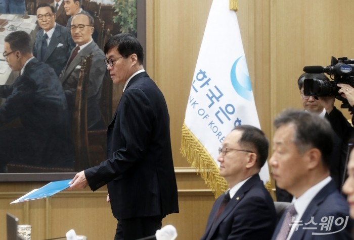 이창용 한국은행 총재가 28일 서울 중구 한국은행에서 열린 금융통화위원회에서 회의 자료를 들고 입장하고 있다. 사진=사진공동취재단