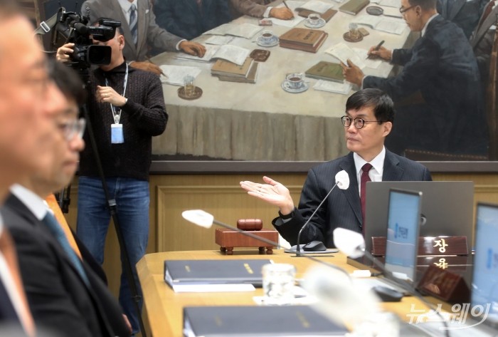 이창용 한국은행 총재가 28일 서울 중구 한국은행에서 열린 금융통화위원회 통화정책방향 회의를 주재하며 관계자에게 손짓하고 있다. 사진=사진공동취재단