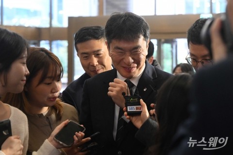 취재진 질문 경청 뒤 미소짓는 이복현 금감원장