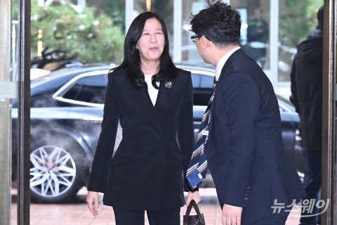 은행지주 이사회 의장 간담회 들어서는 윤재원 신한금융지주 의장