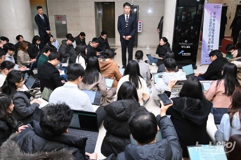 '은행지주 내년 현안 논의' 답변하는 이복현 금감원장