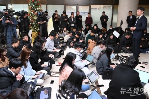 은행지주 이사회 의장 간담회 마친 뒤 취재진들 만난 이복현 금감원장
