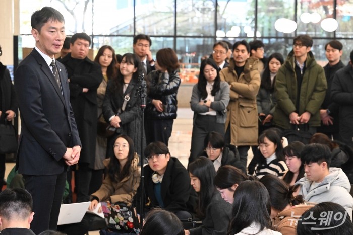 이복현 금융감독원장이 28일 오후 서울 중구 뱅커스클럽에서 열린 은행지주 이사회 의장 간담회를 마친 뒤 취재진과 만나 질문에 답변하고 있다. 사진=강민석 기자 kms@newsway.co.kr