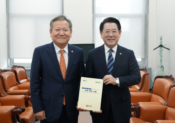 김영록 전라남도지사가 28일 서울 국회에서 이상민 행정안전부 장관을 만나 전남 주요 현안 사업에 대해 건의했다.