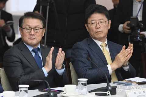 '주식시장 활성화 TF' 경제계 간담회서 박수치는 박승희 사장·이형희 위원장