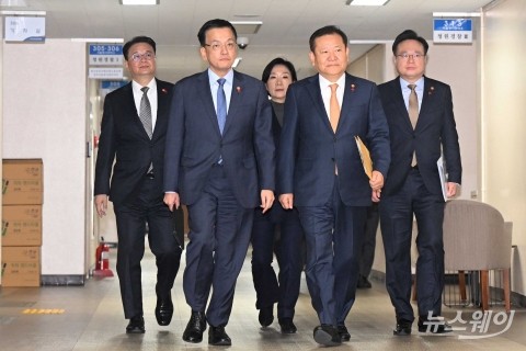 야당 단독감액안 정부입장 합동 발표장 들어서는 최상목·이상민·방기선·오영주·조규홍