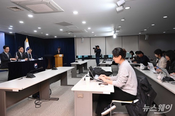 김병환 금융위원회 위원장이 2일 오전 서울 종로구 정부서울청사에서 열린 '일반주주 이익 보호 강화를 위한 자본시장법 개정방향 발표'에서 발언을 하고 있다. 사진=강민석 기자 kms@newsway.co.kr