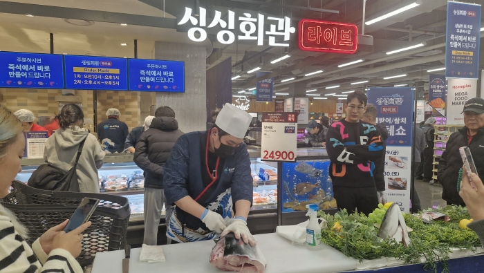 29일 메가 푸드 마켓 라이브에서 홈플러스 직원이 실시간으로 방어해체쇼를 진행하고 있다. 사진=조효정 기자