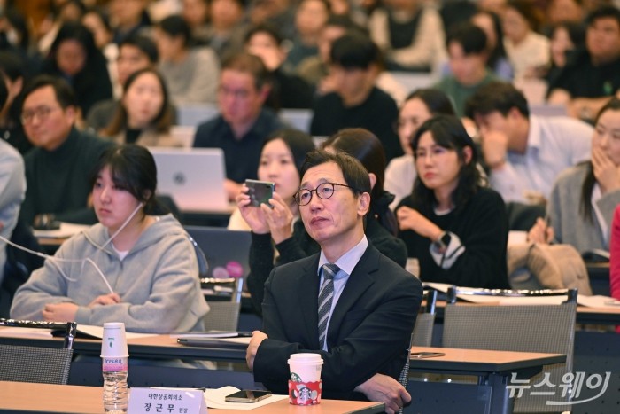 장근무 대한상공회의소 유통물류진흥원장이 2일 오후 서울 중구 대한상공회의소에서 열린 2025 유통산업 전망 세미나에서 송지연 BCG 파너스의 기조강연을 경청하고 있다. 사진=강민석 기자 kms@newsway.co.kr