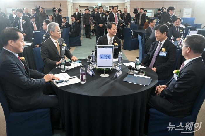 안덕근 산업통상자원부 장관과 우태희 효성중공업 대표가 3일 오후 서울 서초구 한전아트센터에서 열린 K그리드 얼라이언스 발족식에서 대화를 하고 있다. (왼쪽부터)장영진 한국무역보험공사장, 김동철 한국전력공사장, 안 장관, 우 효성중공업 대표, 강경성 대한무역투자진흥공사장. 사진=강민석 기자 kms@newsway.co.kr