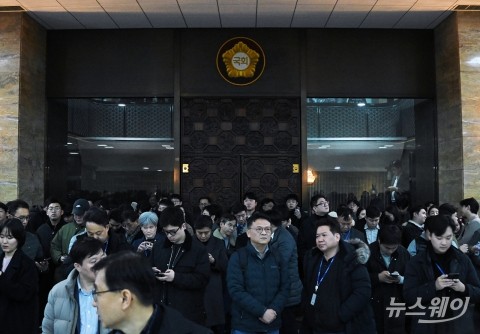  계엄령부터 해제까지···사진으로 본 긴박했던 160분 간의 국회