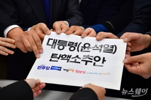 발목 잡힌 반도체···전략 사업 지원법 '시계 제로'