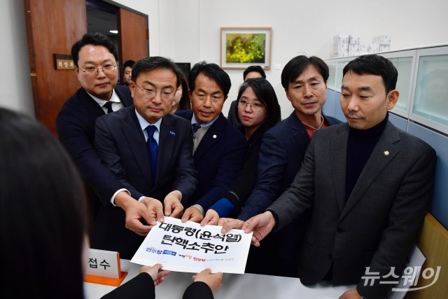 계엄사태 후폭풍에 '탄핵 정국' 본격화