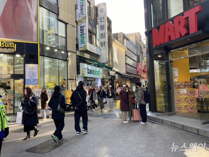 명동거리 한복판에 외국인 관광객이 북적이고 있다. 사진=김제영 기자