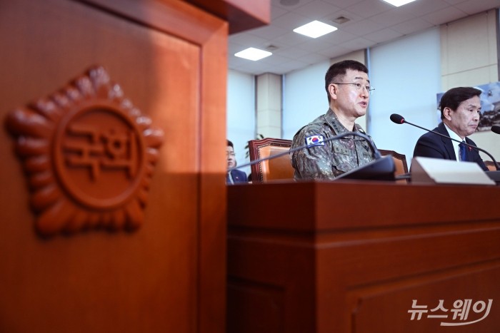 (왼쪽)박안수 육군참모총장이 5일 오전 서울 여의도 국회 국방위원회 전체회의에서 열린 '비상계엄 선포 경과 및 군 병력 동원에 관한 현안질의'에 출석해 의원의 질의에 답변하고 있다. (왼쪽)박 총장, 김선호 국방부 차관. 사진=강민석 기자 kms@newsway.co.kr